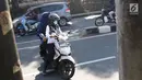 Pengendara sepeda motor memutar balik dan melawan arus di kawasan Jagakarsa, Jakarta, Minggu (6/1). Jauhnya akses putar balik menyebabkan para pemotor nekat melawan arah, meskipun membahayakan keselamatan. (Liputan6.com/Immanuel Antonius)
