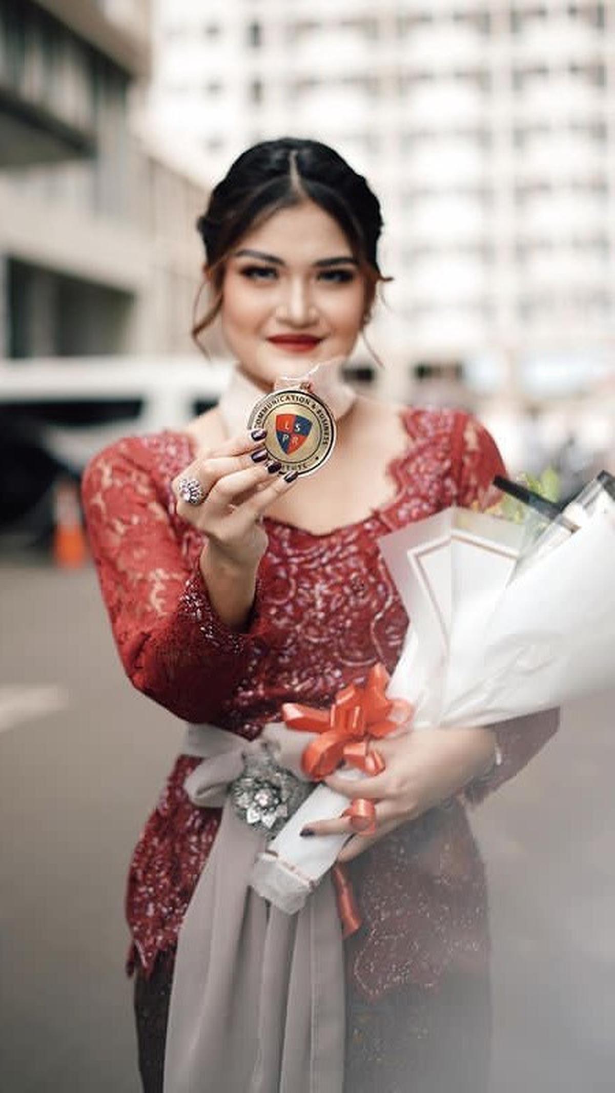Latar belakang pendidikan Natasya sebagai sarjana komunikasi di LSPR. Ia pernah terlibat dalam Pelatihan Juru Bicara Istana.