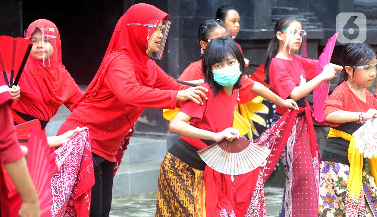 Anak-anak berlatih tari tradisional di Rumah Budaya Nusantara Puspo Budoyo, Ciputat, Tangerang Selatan, Minggu (15/11/2020). Latihan tari di masa pandemi dengan protokol kesehatan ini salah satunya bertujuan menanamkan nilai budaya bangsa kepada generasi muda sejak dini. (merdeka.com/Arie Basuki)