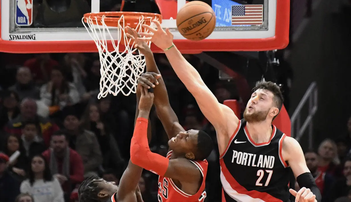 Pebasket Portland Trail Blazers, Jusuf Nurkic, berusaha menghadang pebasket Chicago Bulls, Kris Dunn, pada laga NBA di Stadion United Center, Selasa (2/1/2018). Bulls kalah dari Blazers dengan skor 120-124. (AP/David Banks)