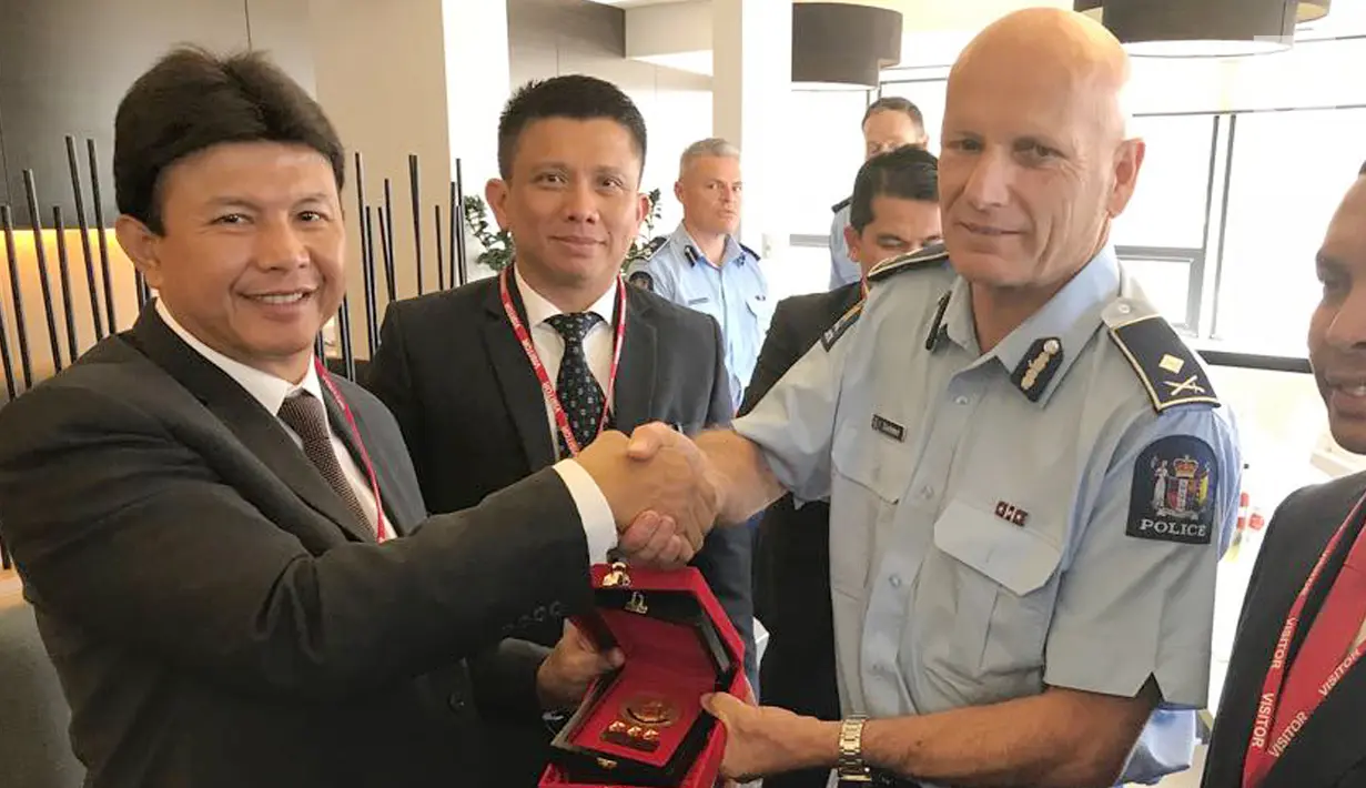 Kabareskrim Komjen Ari Dono Sukamto dan Wakil Kepala Kepolisan Selandia Baru Mark Clement bertukar cendera mata di Markas Kepolisian Selandia Baru, Rabu (6/12). Indonesia dan Selandia Baru sepakat menanggulangi kejahatan lintas negara. (Dok Polri)
