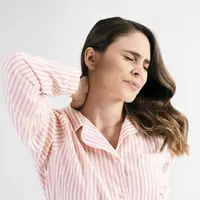 gerakan near & ear stretch dapat membantu merilekskan otot-otot yang tegang di punggung dan leher. (Foto/dok: Freepik/gpointstudio)