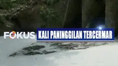Petugas Dinas Lingkungan Hidup Kota Tangerang yang datang ke lokasi melakukan pemeriksaan tingkat keasaman atau PH air.