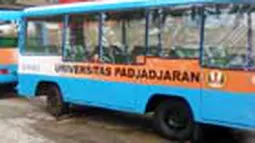Mahasiswa Universitas Padjajaran di Kampus Jatinangor, Bandung, Jawa Barat, sangat terbantu dengan hadirnya bus safari yang siap mengantar dan menjemput mereka dari dan menuju kampus.