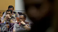 Kapolri Jenderal Tito Karnavian sedang menyimak rapat bersama Komisi III di Gedung Parlemen Senayan, Jakarta, Senin (5/12). Rapat juga membahas kelanjutan kasus penistaan agama yang dilakukan Basuki Tjahaya Purnama (Ahok). (Liputan6.com/Johan Tallo)