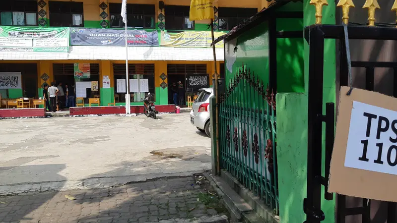 Ada bendera bertuliskan kalimat tauhid di TPS di Jalan Patra Kuningan, Jakarta.