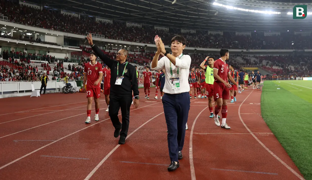 <p>Pelatih Timnas Indonesia, Shin Tae-yong, saat memberikan apresiasi kepada para penonton setelah laga kontra Argentina di FIFA Matchday yang digelar di Stadion Utama Gelora Bung Karno (SUGBK) Senayan, Jakarta, Senin (19/6/2023) malam WIB. (Bola.com/Bagaskara Lazuardi)</p>