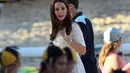 Kate Middleton memberikan jempolnya pada para peserta di Manly beach, Pantai Utara Sydney, Jumat (18/04/2014) (AFP Photo/Jason Reed).