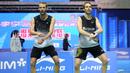 Carsten Mogensen (kiri) juga menyusul pasangannya, Mathias Boe gantung raket pada Juli 2020 di usianya yang telah menginjak 36 tahun. Alasan pensiunnya berbeda dari Boe karena dirinya tidak mendapatkan tempat di Federasi Bulu Tangkis Denmark. (Foto: AFP/Peter Parks)