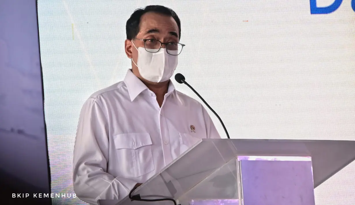 Menteri Perhubungan Budi Karya Sumadi memberikan keterangan saat penyerahan pengelolaan (hand over) Terminal Kendaraan Pelabuhan Patimban dan ekspor perdana kendaraan, di Pelabuhan Patimban, Subang, Jawa Barat, Jumat (17/12/2021). (Foto: BKIP Kemenhub)