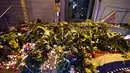 Ratusan karangan bunga dan lilin dinyalakan di depan Kedutaan Besar Belanda di Kiev, Ukraina, Jumat (17/7/14). (AFP PHOTO/Sergei Supinsky) 