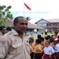 Kain Robinson Wamaer, Kepala Sekolah Dasar YPK Waupnor, Kelurahan Burokub, Distrik Biak Kota yang awal masa tugas 2000-an belum ada sinyal internet di lokasi tempat mengajar. (Dok Wahana Visi Indonesia/WVI)