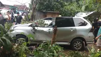 Penampakan Mobil Ringsek Parah Tertimpa Pohon Berdiamater 60 centimeter
