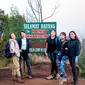 Wendy Walters mendaki Gunung Prau bersama sahabat (Sumber: Instagram/wendywalters)