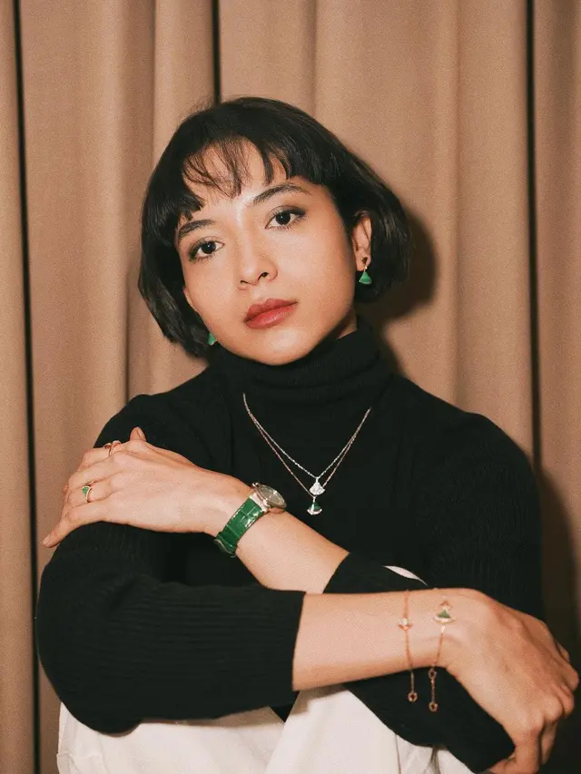 1. Short Bob dengan Poni Depan