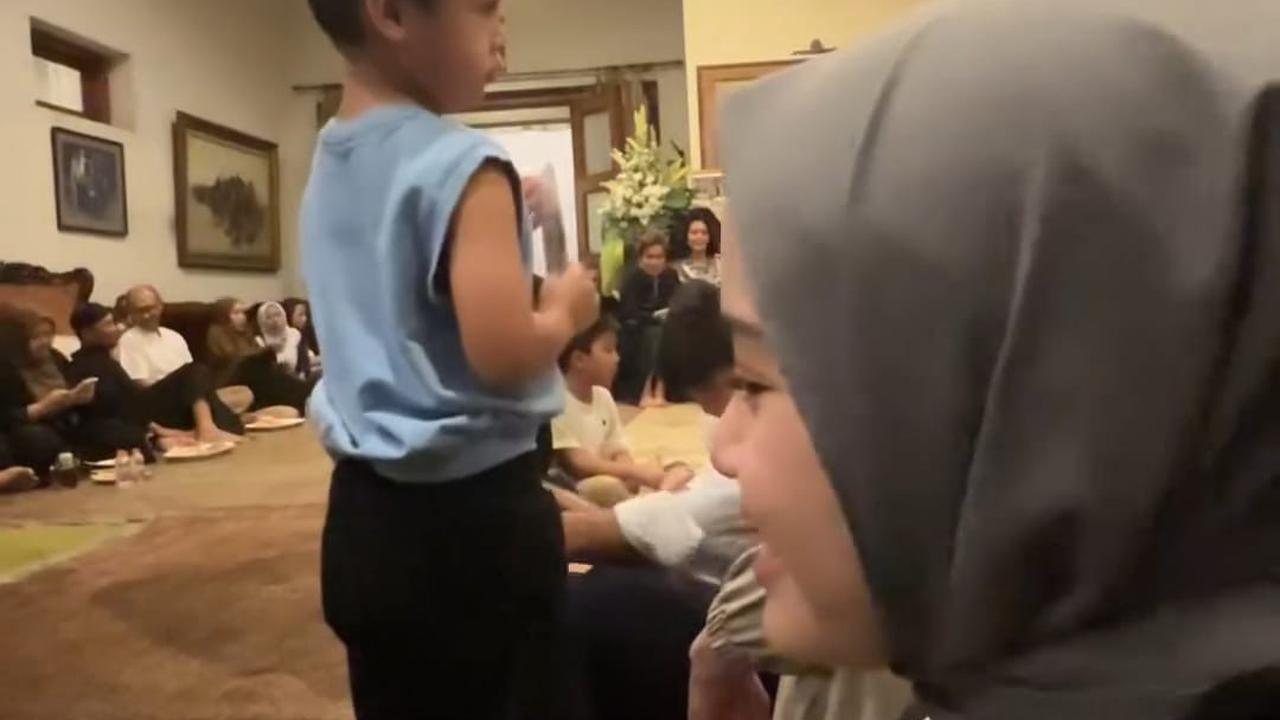 Potret Chand Kelvin dan Istri Hadiri Pengajian 7 Hari Meninggalnya Ayah Baim Wong