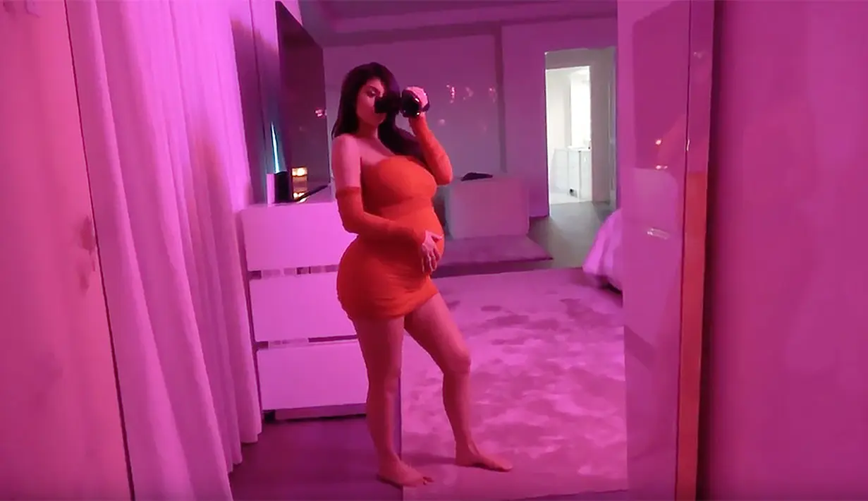 Kylie Jenner sendiri mengumumkan hadirnya Stormi setelah 3 hari pasca dirinya melahirkan. (Youtube)