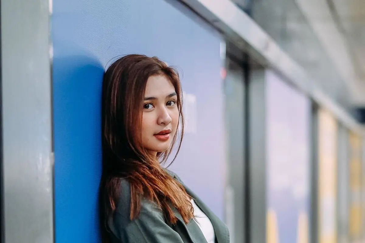 Potret Mikha Tambayong Pertama Kali Naik MRT (sumber: instagram/miktambayong)