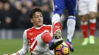 Aksi Mesut Ozil saat Arsenal melawan Chelsea. (AP Photo/Frank Augstein)