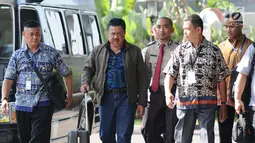  Ketua DPRD Kota Banjarmasin, Iwan Rusmali (kedua kiri) saat tiba untuk menjalani pemeriksaan lanjutan di Gedung KPK, Jakarta, Jumat (15/9). KPK menduga ada penyuapan terkait proses pembahasan perda setempat. (Liputan6.com/Helmi Fithriansyah)