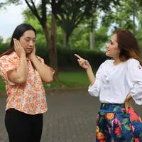 Menyikapi orang di sekitar./Copyright Fimela - Adhib Mujaddid