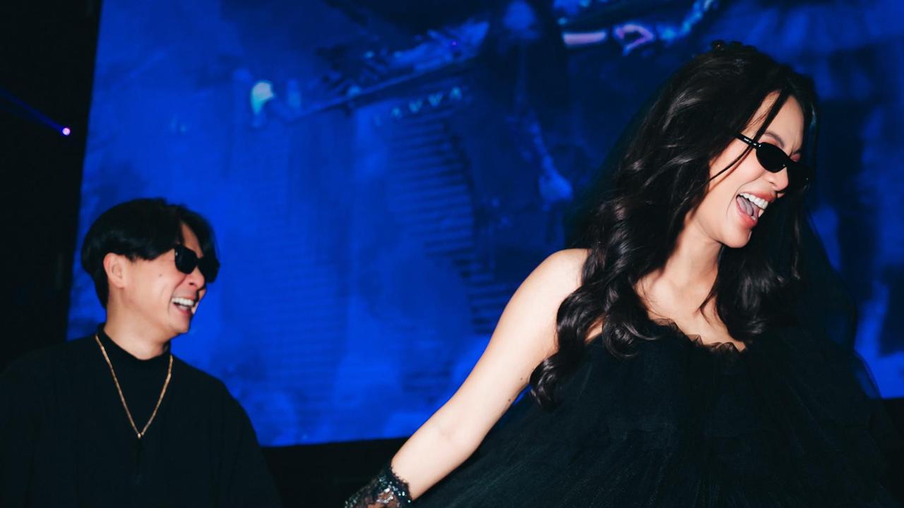 Stol ostida lesbian ofis porno