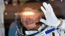 Kosmonot Rusia Gennady Padalka melambaikan tangan saat berada dalam bus pada 27 Maret 2015 lalu. Bersama astronot AS, Scott Kelly, Gennady Padalka dijadwalkan lepas landas menuju ISS dari Baikonur, 28 Maret 2015. (AFP PHOTO/Kirill KUDRYAVTSEV)