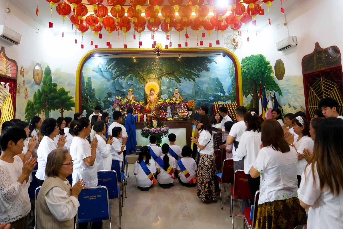 FOTO: Khidmatnya Perayaan Tri Suci Waisak di Bogor