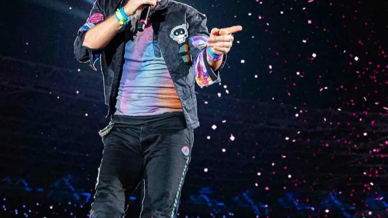 Penampilan sang vokalis, Chris Martin juga enerjik dan memukau.
