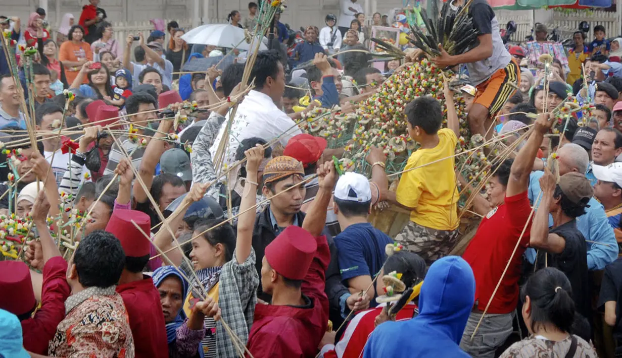 Sejumlah warga berebut gunungan saat Grebeg Syawal Keraton Yogyakarta di halaman Masjid Gede Kauman, (29/7/2014). (ANTARA FOTO/Andreas Fitri Atmoko)