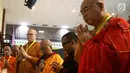 Perwakilan umat Buddha Se Asia berdoa saat menghadiri Asian Buddhism Connection Ke 3 di Gedung Praasadha Jinarakkhita, Jakarta, Sabtu (15/9). Konferensi internasional tingkat Asia tersebut berlangsung dari 15 -17 September 2018. (Liputan6.com/Johan Tallo)