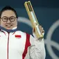 Lifter China, Li Wenwen berfoto dengan memegang medali emas cabang olahraga angkat besi +81kg putri Olimpiade Paris 2024 di South Paris Arena, Paris, Prancis, Sabtu (11/08/2024). Li Wenwen berhasil mempertahankan gelarnya di Olimpiade Paris 2024 setelah melakukan angkatan 309kg, dengan rincian 136kg snatch dan 173kg clean and jerk. (AP Photo/Kin Cheung)