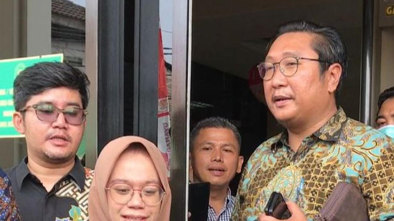 9 Potret Kemesraan Rendy Kjaernett dan Lady Nayoan Setelah Berdamai di Pengadilan Negeri Bekasi