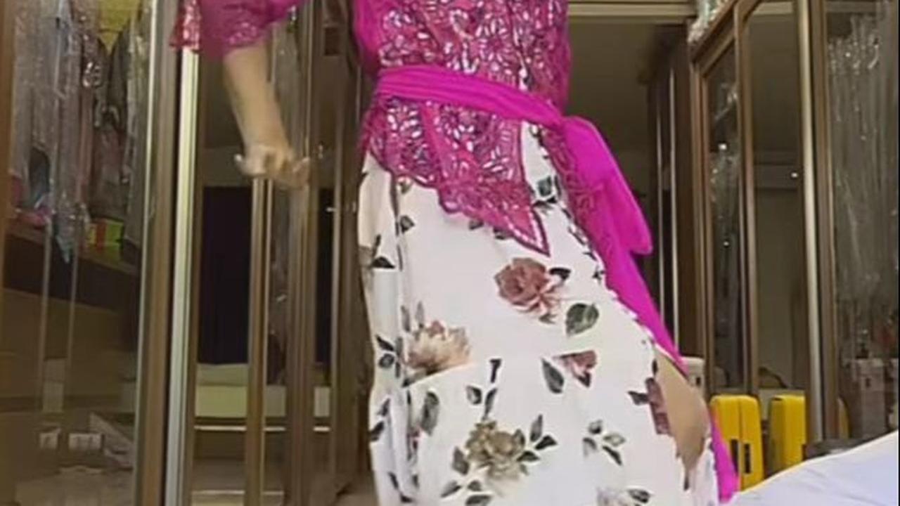 Berbeda dari banyak selebriti, Bunda Corla menerima respons positif dan menyebar aura kebahagiaan di sekelilingnya.