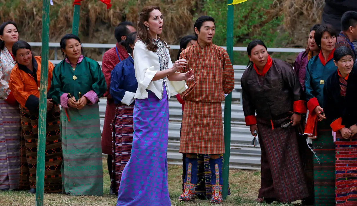 Ekspresi Kate Middleton usai melempar panah dalam permainan tradisional Khuru di Changlimithang Archery Ground Thimphu , Bhutan , 14 April 2016. (REUTERS / Cathal McNaughton)