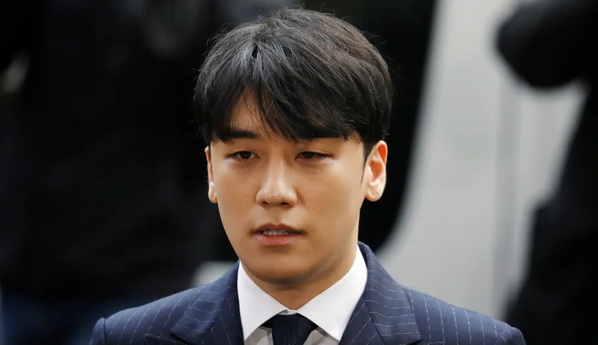 Kpop Idol, Seungri yang terlibat kasus dugaan suap layanan seksual tiba di Kantor Polisi Metro Seoul, Kamis (14/3). Seungri tiba dengan didampingi seseorang yang kemungkinan adalah pengacaranya. (REUTERS/Kim Hong-Ji)