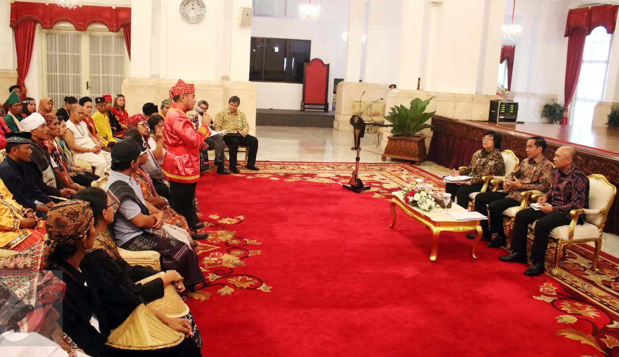 Presiden Joko Widodo dan Menteri Kehutanan dan Lingkungan Hidup Siti Nurbaya mendengarkan anggota Aliansi Masyarakat Adat Nusatara di Istana Negara, Jakarta, Rabu (22/3). Dalam pertemuan tersebut dibahas persoalan tanah adat. (Liputan6.com/Angga Yuniar)