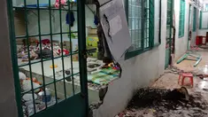Seorang pecandu tertidur di salah satu ruangan di pusat rehabilitasi narkoba di Dong Nai, Vietnam, Senin (24/10). Lebih dari 500 pecandu narkoba kabur dengan menjebol dinding dan merusak jendela menggunakan tongkat serta alat pemadam kebakaran. (STR/AFP)