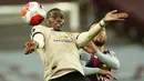 Gelandang Manchester United, Paul Pogba, mengontrol bola saat menghadapi Aston Villa pada laga lanjutan Premier League di Villa Park, Jumat (10/7/2020) dini hari WIB. Manchester United menang 3-0 atas Aston Villa. (AFP/Andrew Boyers/pool)