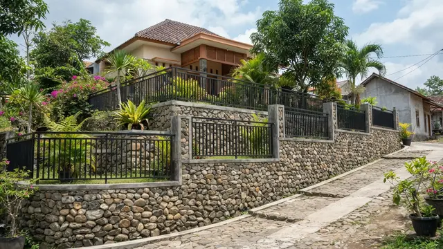 Inspirasi Pagar Berundak untuk Rumah di Lahan Miring Model Batu Alam di Bagian Dasar