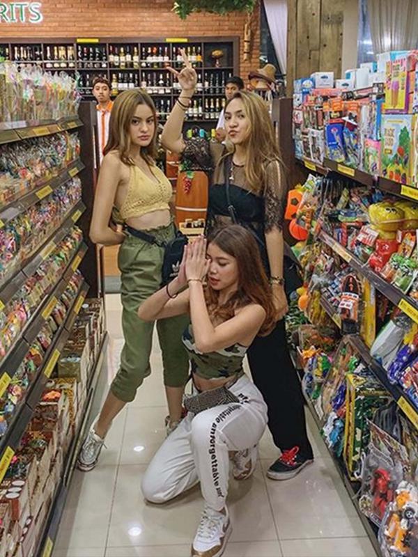 Tidak sendiri, Andira Hadley memilih berlibur bersama teman-temannya yang juga merupakan selebgram seperti Regina Phoenix dan Jovanka R. Alexandra. (Liputan6.com/IG/@reginaaphx)