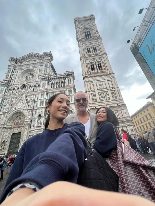 <p>Walaupun masih muda, akan tetapi Kirana punya postur badan yang tinggi. Tak hanya itu, Kirana juga tak kalah cantik dengan sang ibu. [Foto: instagram/anggun_cipta]</p>