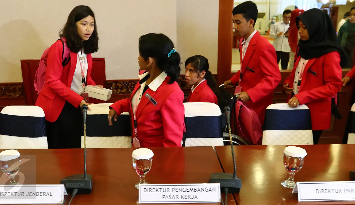 Sejumlah siswa yang berperan sebagai Dirjen dan Kepala Instansi usai mengikuti rapat kerja dengan Menteri Tenaga Kerja di Kementerian Ketenagakerjaan, Jakarta, Selasa (11/10). (Liputan6.com/Fery Pradolo)