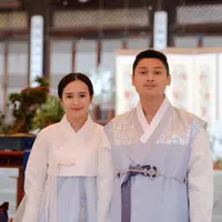 Pernikahan putri Bupati Pandeglang, Rizka Amalia Ramadhani Natakusumah dengan YouTuber Korea Selatan Sang Ho San yang sempat viral, sudah menginjak satu tahun. Keduanya pun menggelar acara anniversary pernikahan di Korea Selatan. [@bebytsabina]