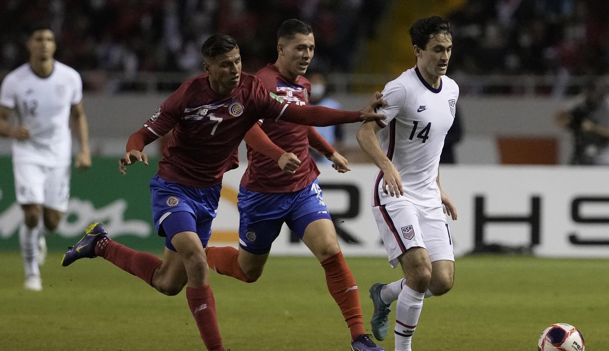 Timnas Amerika Serikat sejatinya cuma membutuhkan hasil imbang untuk lolos, bahkan dengan kalah degan selisih 5 gol pun mereka tetap lolos. Nyatanya, Luca De La Torre dkk. cuma kalah 0-2 dari Kosta Rika sehingga tetap lolos ke Qatar dengan menempati posisi ke-3 di bawah Meksiko. (AP/Moises Castillo)