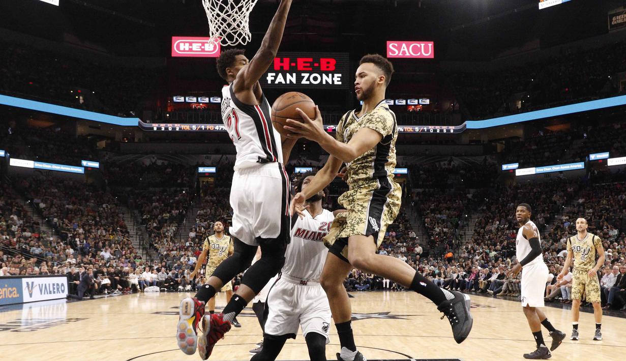Pemain San Antonio Spurs, Kyle Anderson (1) mencoba melakukan lay up saat dihadang pemain Miami Heat, Hassan Whiteside (21) pada lanjutan NBA di AT&T Center, Texas, Kamis (24/3/2016).  (Reuters/ Soobum Im-USA TODAY Sports)