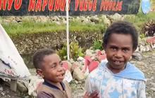 Bocah Papua Dibelikan Gorengan oleh Anggota TNI, Langsung Panggil Teman untuk Makan Bareng