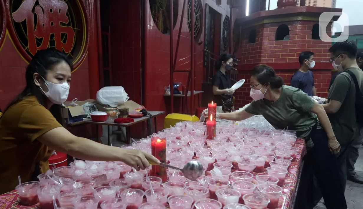 Warga menyiapkan menu berbuka puasa di Vihara Dharma Bhakti, Petak Sembilan, Jakarta, Kamis (7/4/2022). Yayasan Vihara Dharma Bhakti menyediakan sekitar 200 porsi menu berbuka puasa bagi warga sekitar untuk lebih mempererat persaudaraan umat beragama. (Liputan6.com/Helmi Fithriansyah)