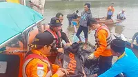 Basarnas Pekanbaru mengevakuasi jasad nelayan pencari ketam yang diduga diterkam buaya di Sungai Bakau Aceh, Indragiri Hilir. (Liputan6.com/Dok Basarnas Pekanbaru/M Syukur)