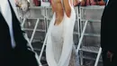 Penampilan terbaru Bella Hadid tampil super menawan mengenakan backless lace dress berwarna putih yang dipenuhi payet berkilauan. Sebuah selendang putih polos tampak melengkapi penampilannya yang sudah sempurna. [Foto: Instagram/bellahadid]